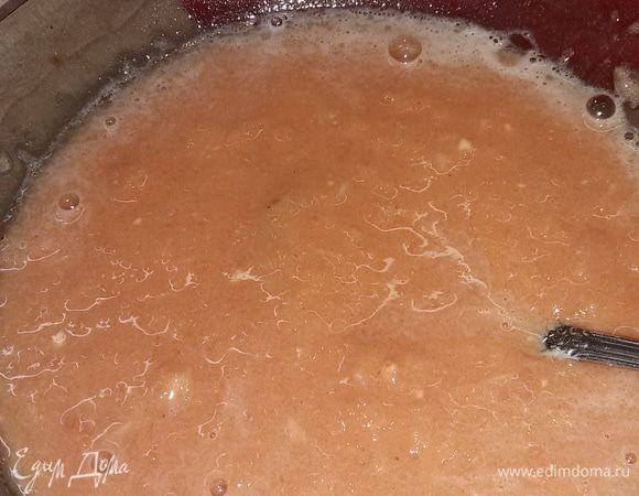 Яблоко почистить и натереть на мелкой терке. Добавить томатную пасту и муку. Хорошо все перемешать. Разбавить водой и попробовать на соль.