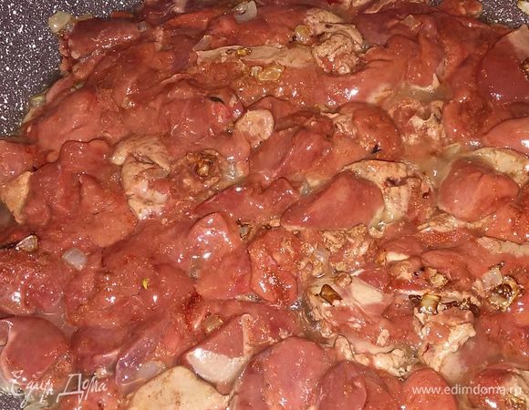 К луку добавить печень и жарить примерно 10 минут. Она должна равномерно обжариться, быть без красного сока.