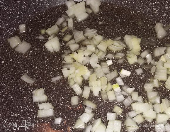 Лук мелко нарезать и обжарить до прозрачности.