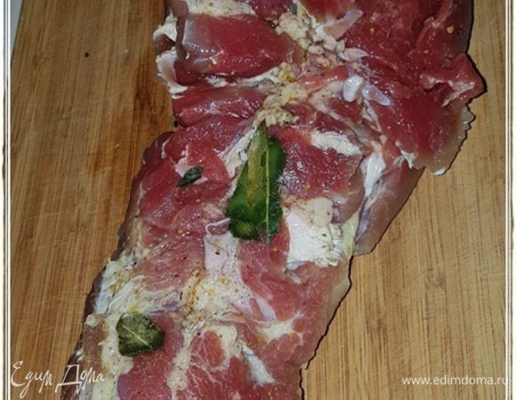 Мясо сначала хорошо промассировать, потом уложить в лоток. На дно лотка положить несколько горошин перца, лаврушки, чеснок нарезать. Все по вкусу. Лоток закрыть плотно и отравить в холодильник. На ночь, как минимум, сутки — максимум. Через каждые четыре часа переворачивать надо. 
Вот такой вид будет у мяса.
