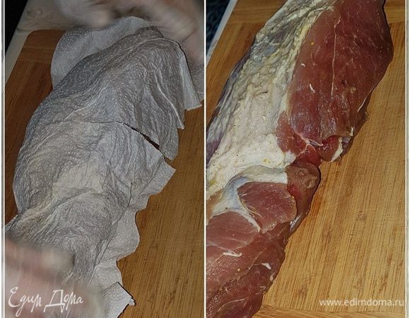 Когда мясо из лотка достанем, то надо его хорошенько обсушить. Бумажные полотенца тут самое лучшее.