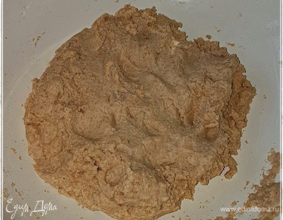 Пока мясо будет проветриваться, надо сколотить ту самую калитку. Ржаную. Три компонента. Ржаная мука, соль, вода. Смешать в пропорциях, чтобы не пересолить, конечно, и получить вот такое тесто. Мягкое, но не текучее. Объем теста — примерно около двух стаканов.