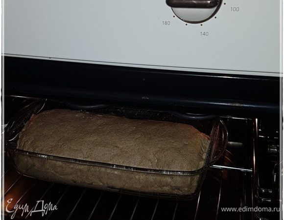 А дальше мясо отправляется в духовку. Температура духовки — сто градусов. Запекать до достижения внутри мяса температуры семьдесят градусов.
Не забудьте в духовку поставить противень с водой. 
