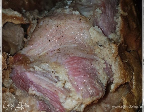 Ну вот. Примерно через четыре-пять часов мясо будет готово. Но! Градусник надежнее.
Взламываем. Про ароматы промолчу. Тут много будет зависеть от тех специй и приправ, которые вы в мясо добавите, но аромат запеченного мяса в совокупности с ароматом свежевыпеченного ржаного хлеба — это, я вам доложу, коллеги, нечто!!!
