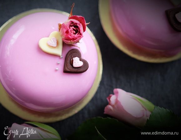 Покрываем пирожные зеркальной глазурью. Разогреваем глазурь в микроволновке импульсами до рабочей температуры (29 — 31°С, я меряю бесконтактным термометром-пирометром). Достаем наши замороженные заготовки. Освобождаем их от силиконовых форм. Выкладываем их на решетку, решетка должна на чем-то стоять (чтобы глазурь могла свободно стекать с наших пирожных). Поливаем замороженные пирожные глазурью. Переносим на подложки. Украшаем. Я украсила их засушенными цветами розы, шоколадными и сахарными сердечками и сахарными бусинами. По-моему, получилась в духе первого свидания:) 