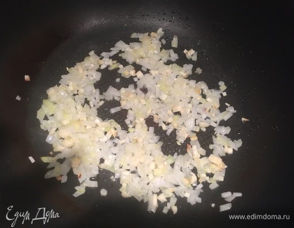 На сковороде жарим лук и чеснок. 