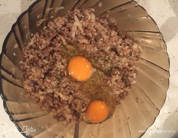 В готовую смесь гречки с киноа добавляем яйца и перемешиваем.  