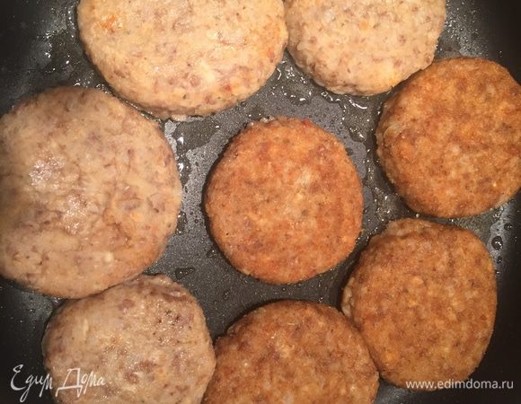 Жарим до получения румяной корочки. Мяса в них нет, поэтому долго не надо их жарить. 