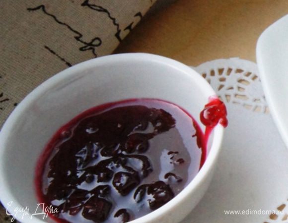 Сначала сварим брусничное варенье. В кастрюлю всыпать бруснику, сахар и специи, добавить 2 ложки воды. Сварить варенье в течение 10 минут. С ним мы будем подавать наш паштет.