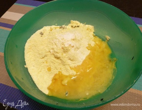 Вольем оливковое масло, сметану. Все хорошо размешаем. Тесто получается рыхловатое, но легко собирается в шар.