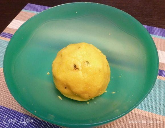 Получившееся тесто соберем в шар, завернем в пленку и отправим в холодильник на 40 — 60 минут.