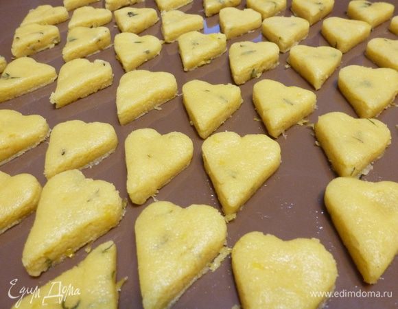 По истечении времени раскатаем тесто в пласт толщиной 0,5 см. Вырежем формой сердечки. Выпекаем при 180°С минут 15 — 20.