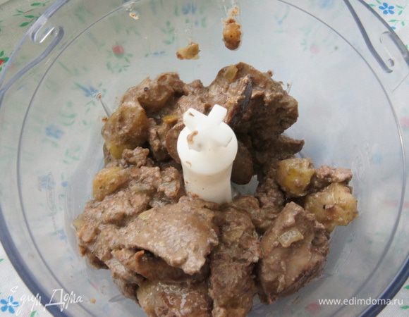 Готовую печень слегка остудить и взбить блендером до гладкости.