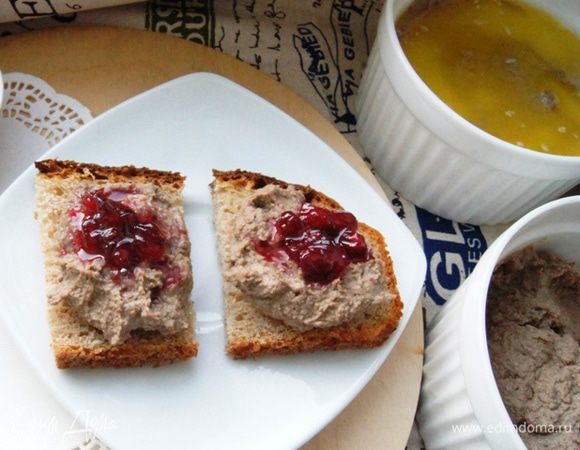 Паштет разложить по формочкам и залить растопленным сливочным маслом. Убрать в холодильник. Подавать такой паштет можно с брусничным вареньем. Именно с ним мне понравилось кушать больше всего!
Пару слов о хлебе, с которым мы его кушали. Это вкуснейший хлеб от Вики (Vicky) http://www.edimdoma.ru/retsepty/74020-hleb-na-dvoynoy-bige-kefirnaya-korochka