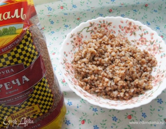 Гречку ТМ «Националь» отварить в подсоленной воде. Я делаю так: промываю крупу 2 раза, заливаю водой 1 к 2 (одна часть гречи, две части воды). Добавляю соль и ставлю на плиту. После закипания убавляю на средний огонь и варю 10 минут, затем на маленький огонь и варю еще 5 — 7 минут, закрыв крышкой.