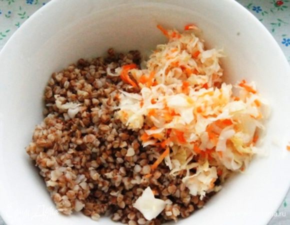 Для гарнира нам понадобится 200 граммов уже готовой гречи ТМ «Националь». Квашеную капусту порубить помельче и смешать с отварной гречкой.