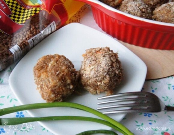 Запекать гречневые шарики в разогретой до 200°С духовке около 20 минут. Можно обжарить и во фритюре, но запечь полезнее.
