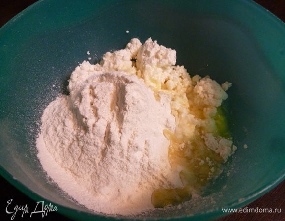 Сливочное масло растопить в микроволновке. Просеять муку. Смешать вместе сыпучие продукты. Сахар не сыпать! Добавить творог и растопленное сливочное масло.