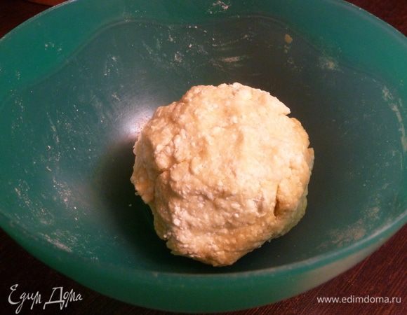 Собрать тесто в шар и отправить в холодильник на 20 — 30 минут.