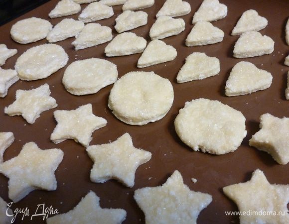 Вырезаем формой фигурки (сердечки, звездочки и др). Сахар насыпаем в плоскую тарелку и каждую фигурку обмакиваем в сахар,как бы вдавливая его в тесто. Выпекаем в духовке при 190°С минут 20 до золотистого цвета.