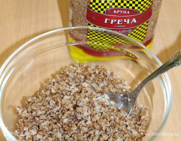 Отварите гречку ТМ «Националь» и остудите.