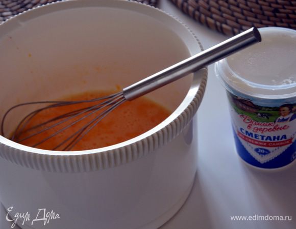 Взбить яйца с сахаром.