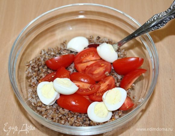 Нарезать помидоры и яйца на половинки.