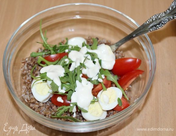 Добавить зелень и немного соуса, перемешать.