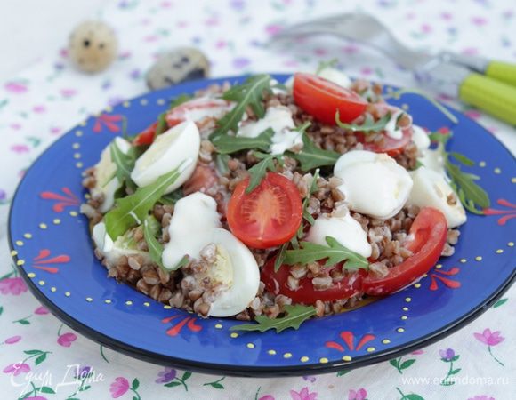 Выложить на тарелку, добавить моцареллу и полить оставшимся соусом.