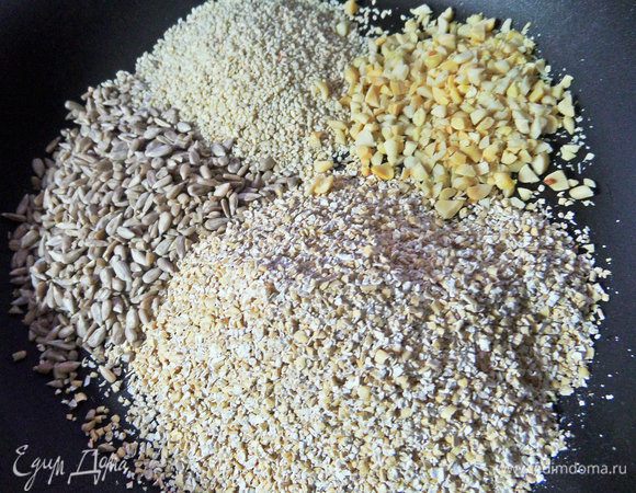 В сухую сковороду высыпать смесь. Арахис перед этим порубить.