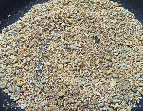 Обжарить, постоянно помешивая.