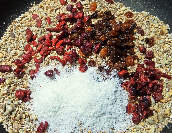 Уже выключен огонь. Высыпать ягоды, кокос.