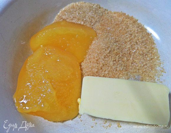 Поставить на мини-огонь или водяную баню: мед, масло и сахар.