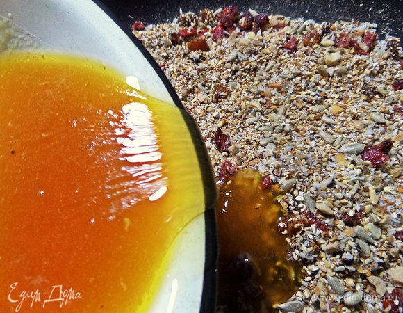 Когда сахар растворится полностью, влить в сухой состав.