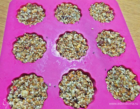 Плотно утрамбовать. Поставить в холодильник или на окне, если там прохладно.