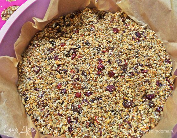 Утрамбовать тонким или не очень слоем по дну массу.