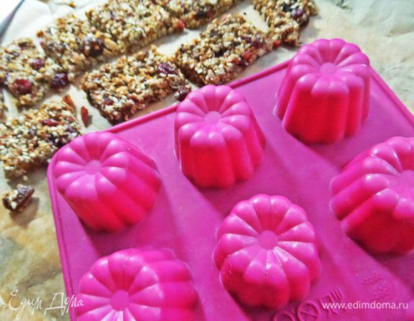 Когда застынут конфеты, перевернуть форму и вынуть их.