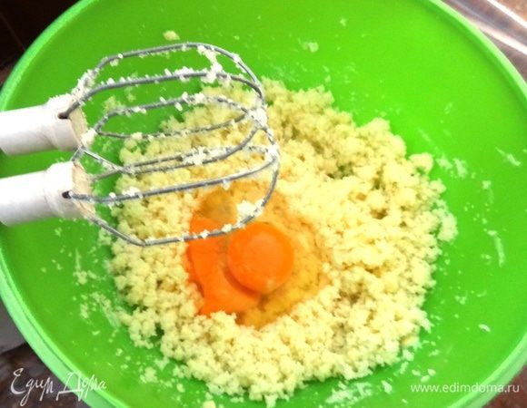 Маргарин комнатной температуры взбить миксером.
Добавить сахар и еще раз взбить.
Добавить яйца. Взбить.
