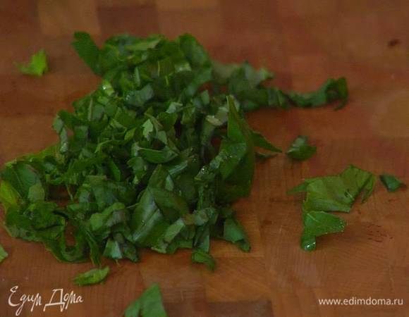Базилик мелко порезать.