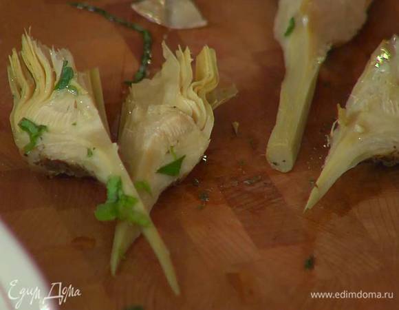 Артишоки разрезать вдоль на 4 части.