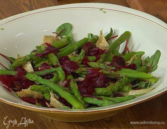 В большое блюдо поместить листья свеклы, ростки подсолнечника и половину замаринованных ломтиков свеклы, все посолить и поперчить, сверху разложить артишоки, спаржу и оставшуюся свеклу.