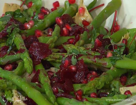 Гранат разобрать на зерна и посыпать салат.