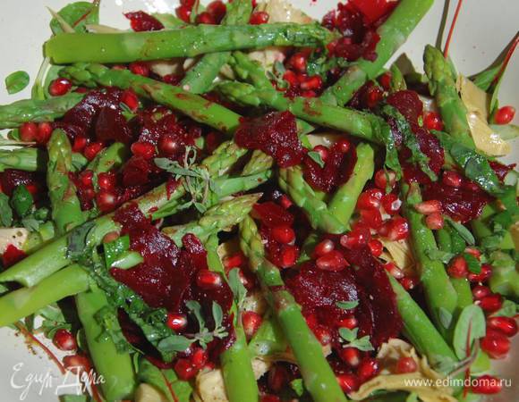 Салат полить заправкой, еще немного посолить, поперчить и посыпать порванным руками орегано.