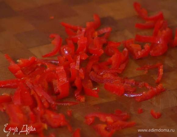Перец чили, удалив семена, нарезать тонкими полосками.