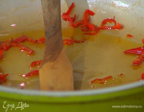 Нарезанный чили выложить в сковороду, все перемешать и снять сковороду с огня.