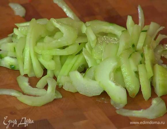 Огурец почистить, разрезать вдоль пополам и, удалив семена, тонко порезать.