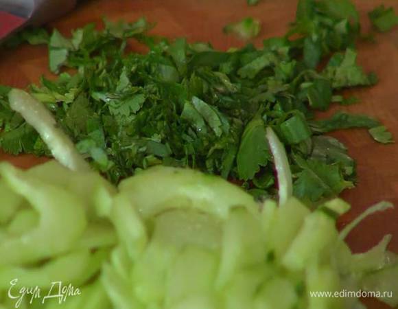 Кинзу мелко порубить (1 веточку оставить).