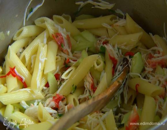 В сковороду с перцем чили влить лимонный сок, добавить мясо краба и измельченную кинзу, все перемешать и выложить в горячие макароны.