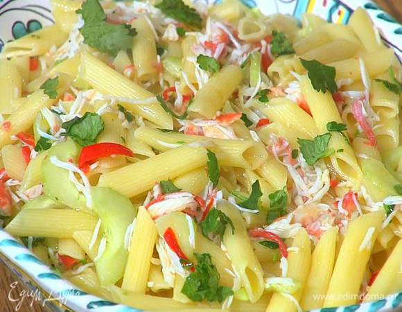 Добавить в пасту нарезанный огурец, все перемешать, сбрызнуть оливковым маслом Extra Virgin и посыпать оставшейся кинзой, измельченной руками.