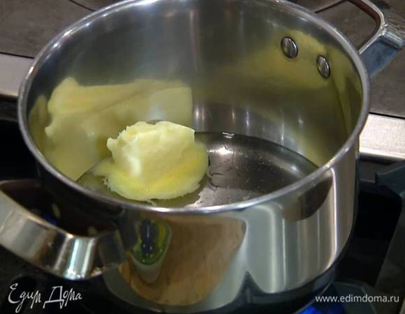 В большую кастрюлю влить 225 мл воды, добавить сливочное масло, соль и довести все до кипения, затем снять с огня.
